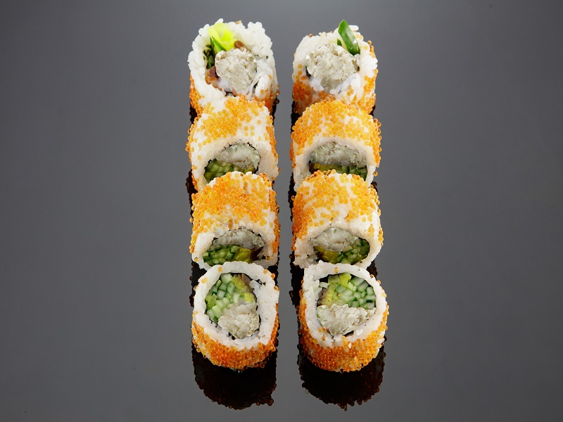 California maki - pieczona maślana, tobiko