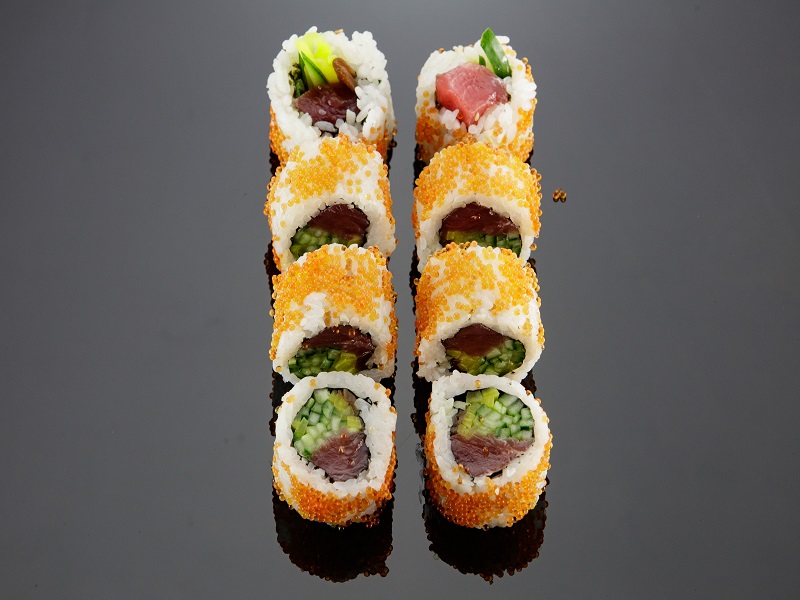 California maki - tobiko, tuńczyk
