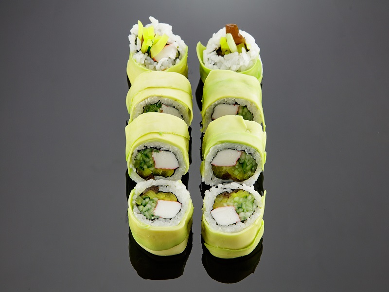 Dragon maki - krab + awokado na zewnątrz