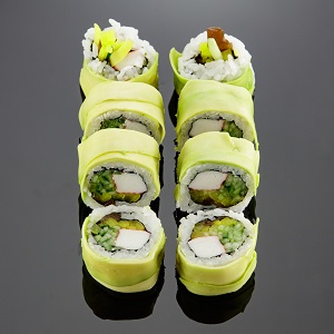 Dragon maki - krab + awokado na zewnątrz