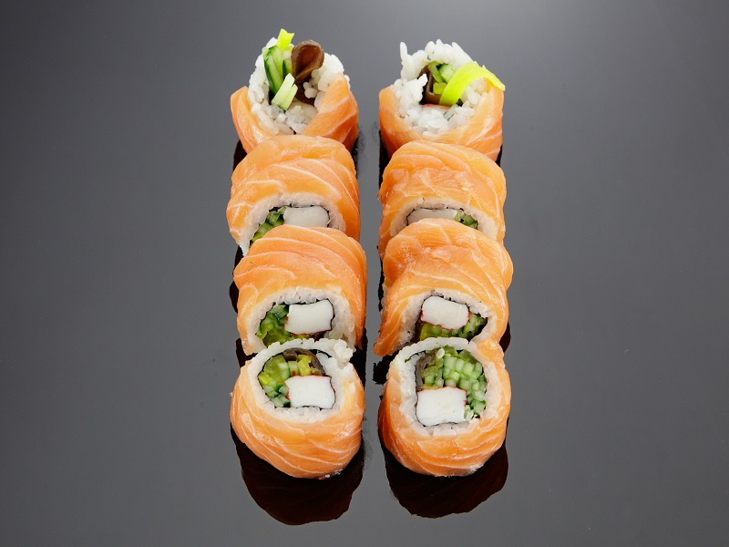 Dragon maki - paluszek krabowy  + łosoś na zewnątrz