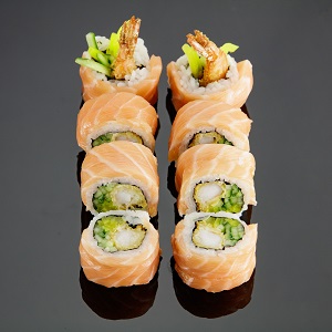 Dragon maki - krewetka w tempurze  + łosoś na zewnątrz