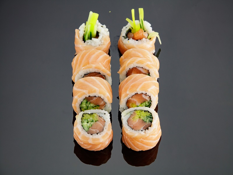 Dragon maki - łosoś + łosoś na zewnątrz