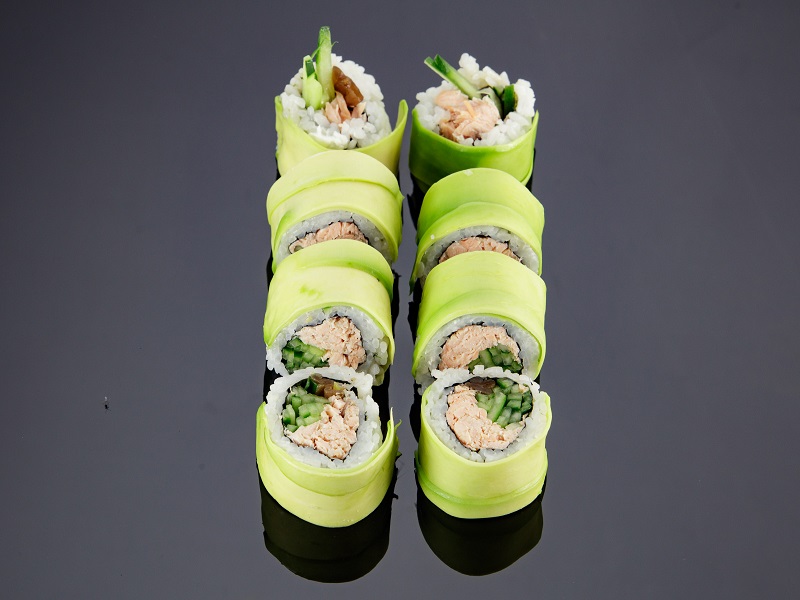 Dragon maki - pieczony łosoś  + awokado na zewnątrz