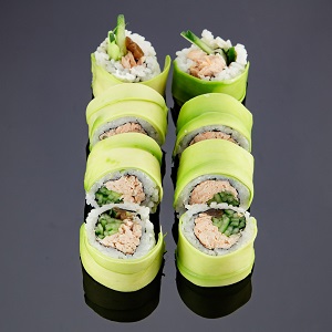 Dragon maki - pieczony łosoś  + awokado na zewnątrz