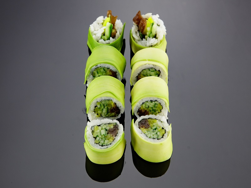 Dragon maki - mix warzyw + awokado na zewnątrz 