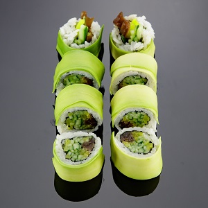 Dragon maki - mix warzyw + awokado na zewnątrz 