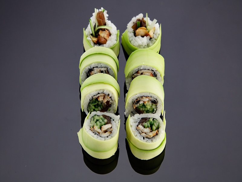 Dragon maki - węgorz + awokado na zewnątrz