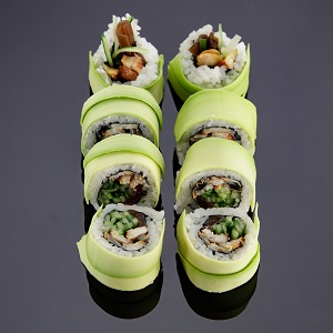 Dragon maki - węgorz + awokado na zewnątrz