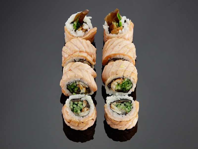Dragon maki - węgorz  + opiekany łosoś na zewnątrz