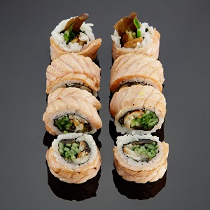 Dragon maki - węgorz  + opiekany łosoś na zewnątrz