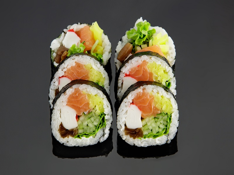 Futomaki - łosoś + krab