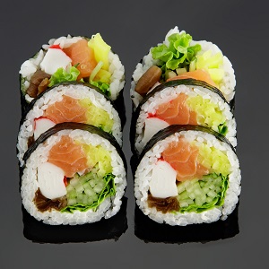 Futomaki - łosoś + krab