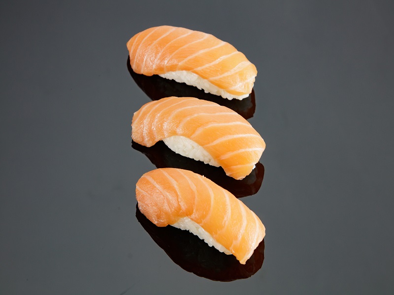 nigiri z łososiem