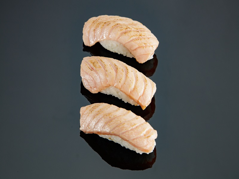nigiri z łososiem opiekanym