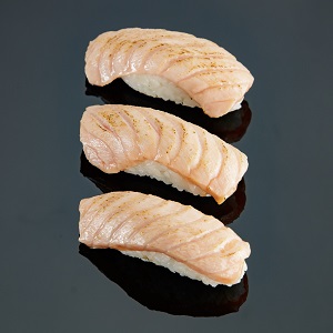 nigiri z łososiem opiekanym